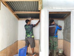 Satgas TMMD Ke-129 Mulai Plamir Dinding MCK dan Tempat Wudhu Langgar Nurul Fajri