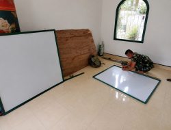 Satgas TMMD Ke-129 Kodim 0416/Bute Buat White Board untuk Dukung Pendidikan Mengaji di Langgar Al-Hikmah